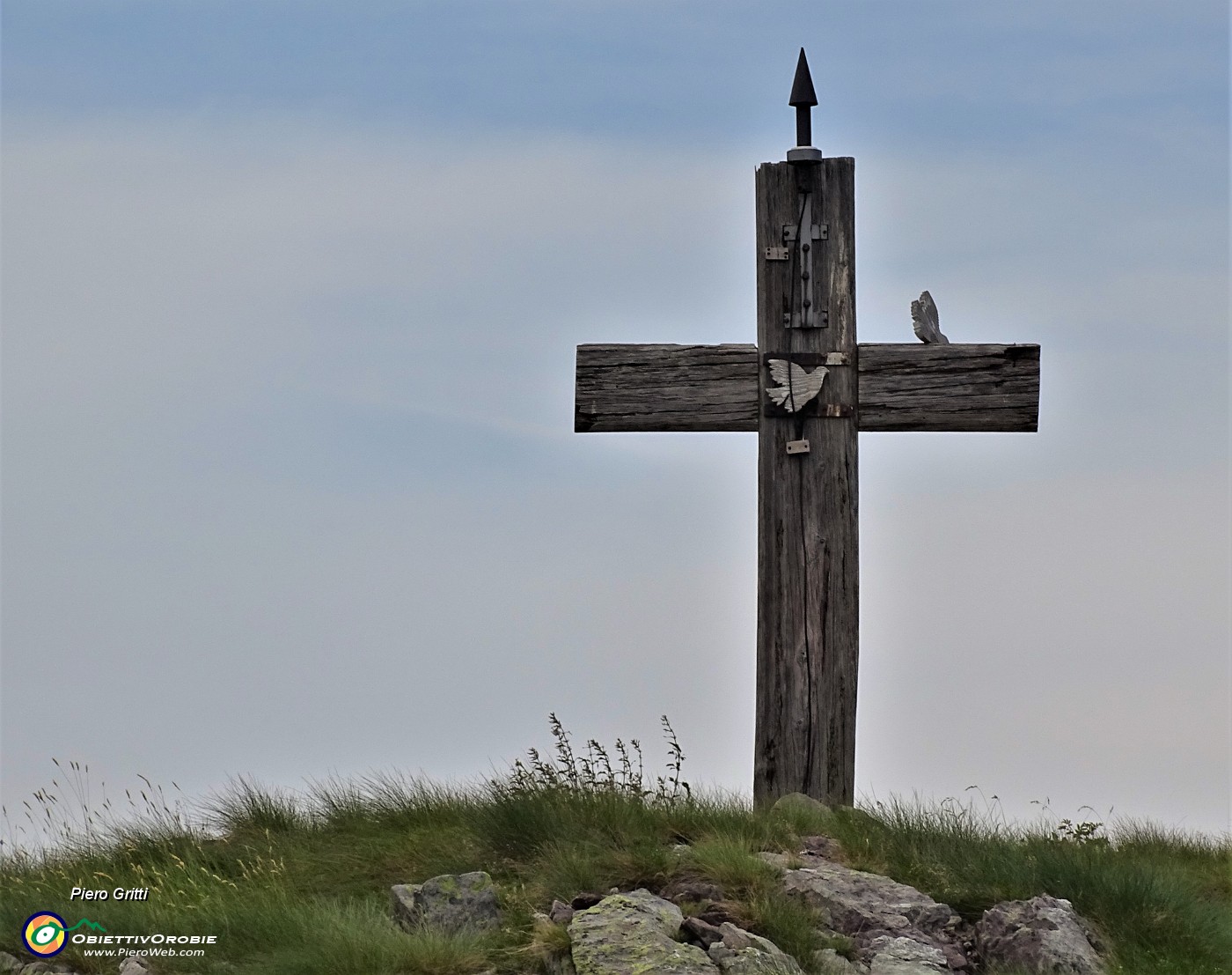 46 Alla croce in legno dello sperone roccioso del Mincucco (1832 m) non ci salgo per troppo vento.JPG